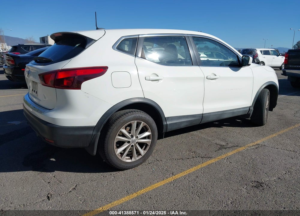2017 NISSAN ROGUE SPORT S VIN: JN1BJ1CP7HW014185