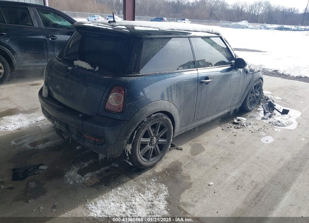 2011 MINI COOPER S VIN: WMWSV3C58BTY14334