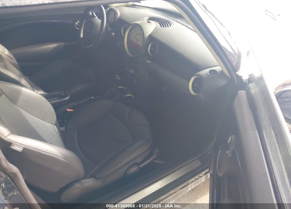 2011 MINI COOPER S VIN: WMWSV3C58BTY14334
