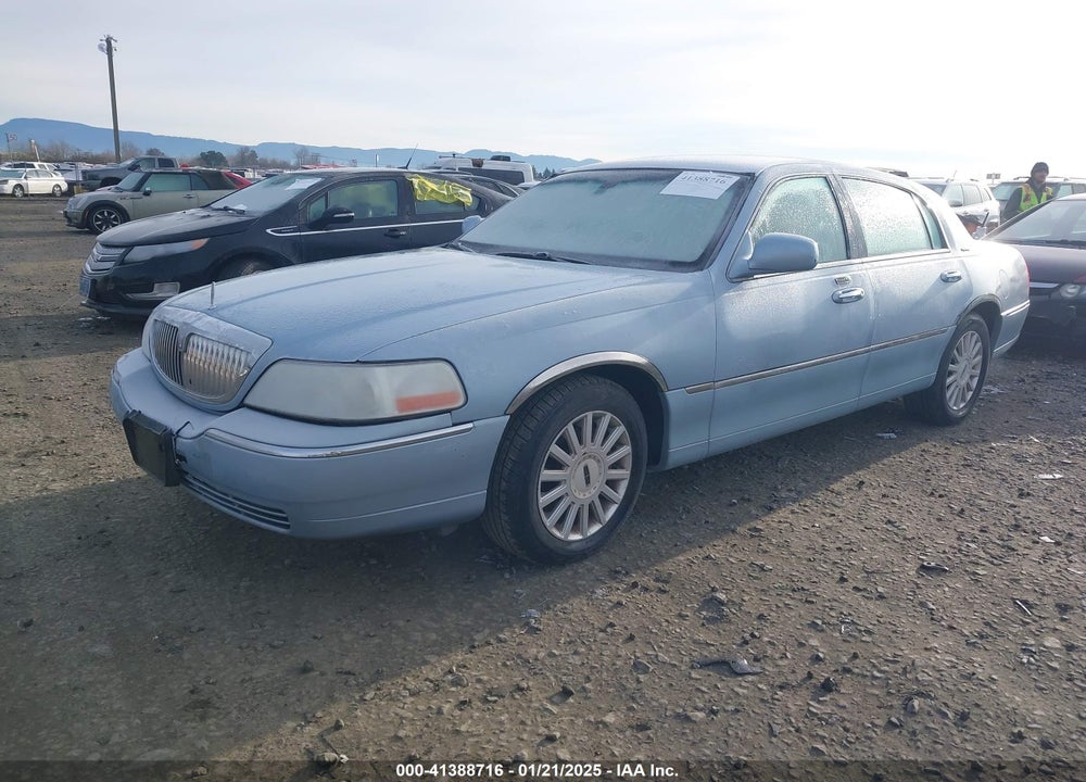 2005 LINCOLN TOWN CAR SIGNATURE VIN: 1LNHM81W75Y636900