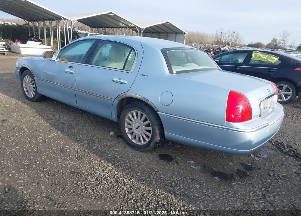 2005 LINCOLN TOWN CAR SIGNATURE VIN: 1LNHM81W75Y636900