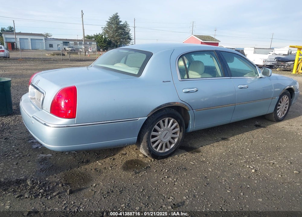 2005 LINCOLN TOWN CAR SIGNATURE VIN: 1LNHM81W75Y636900