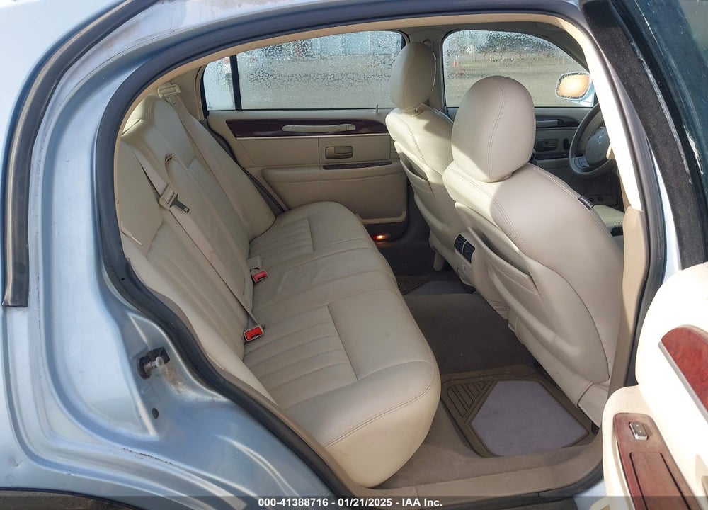 2005 LINCOLN TOWN CAR SIGNATURE VIN: 1LNHM81W75Y636900
