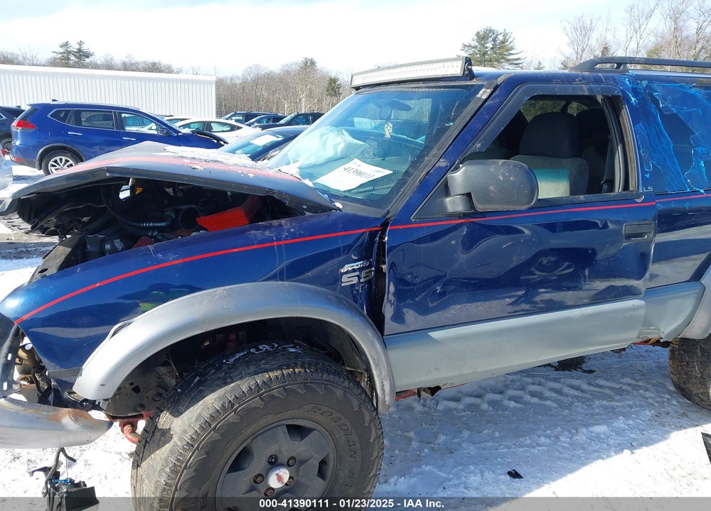2002 CHEVROLET BLAZER LS VIN: 1GNCT18W02K117482