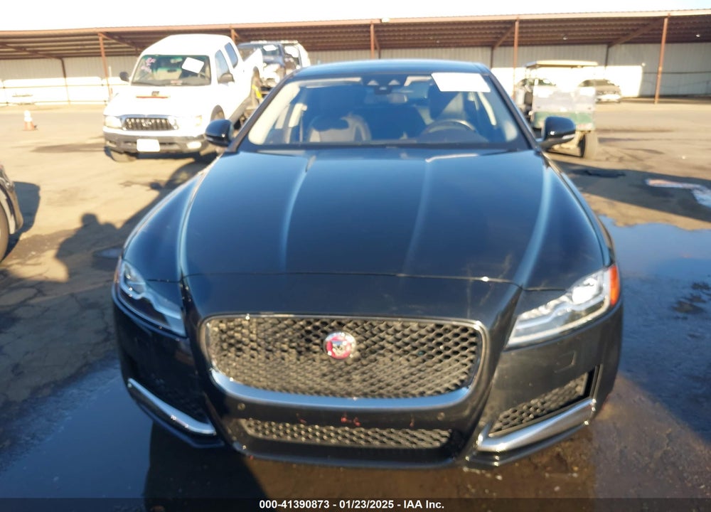 2018 JAGUAR XF VIN: SAJBE4EV4JCY56439
