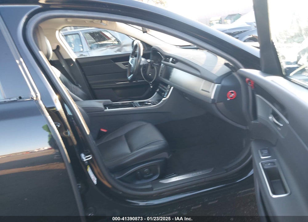 2018 JAGUAR XF VIN: SAJBE4EV4JCY56439