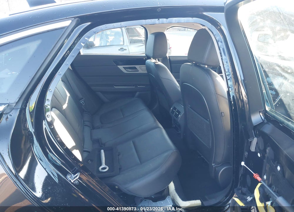 2018 JAGUAR XF VIN: SAJBE4EV4JCY56439
