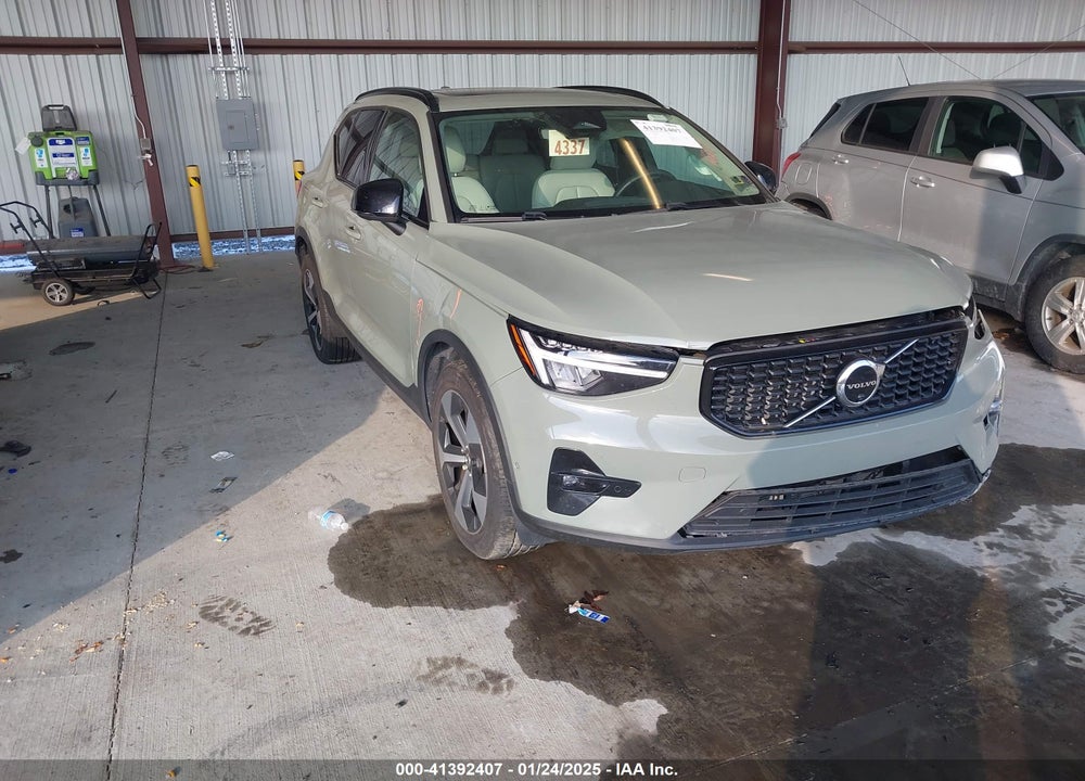 2023 VOLVO XC40 B5 PLUS DARK THEME VIN: YV4L12UW2P2913228