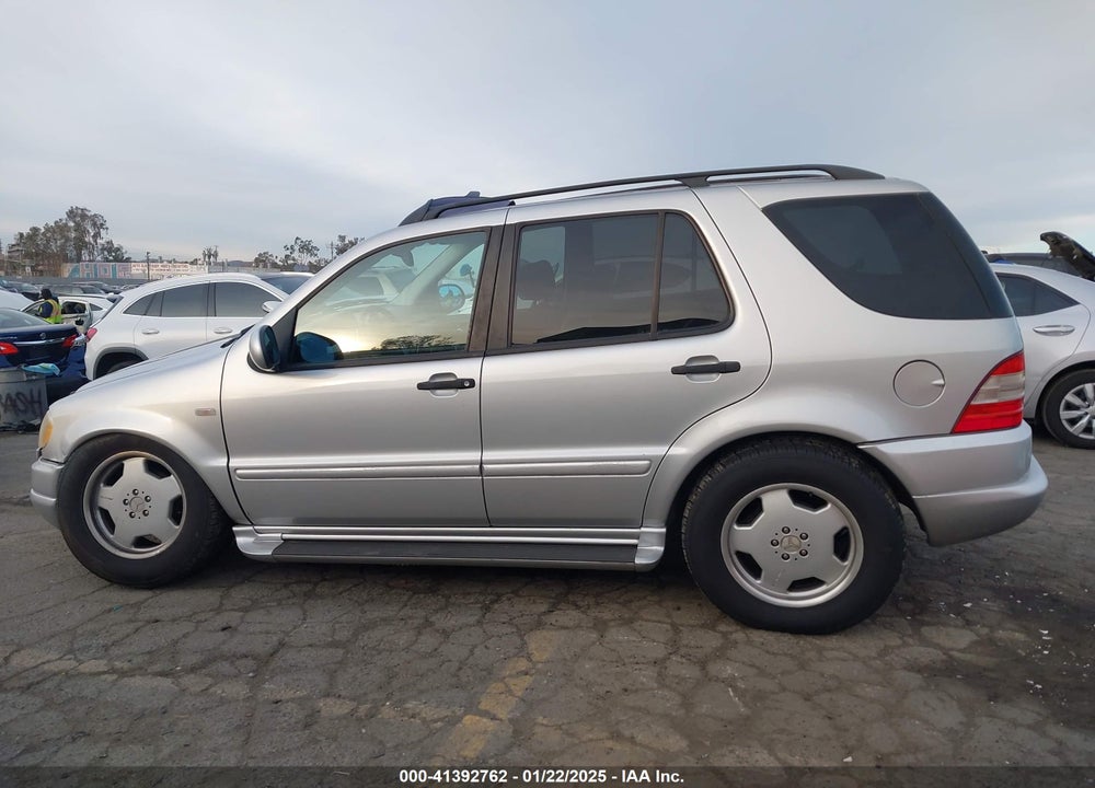 1999 MERCEDES-BENZ ML 430 VIN: 4JGAB72E5XA124782