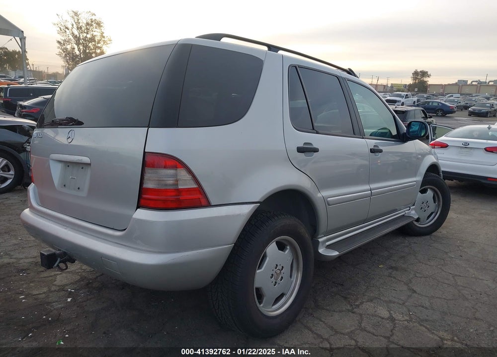 1999 MERCEDES-BENZ ML 430 VIN: 4JGAB72E5XA124782