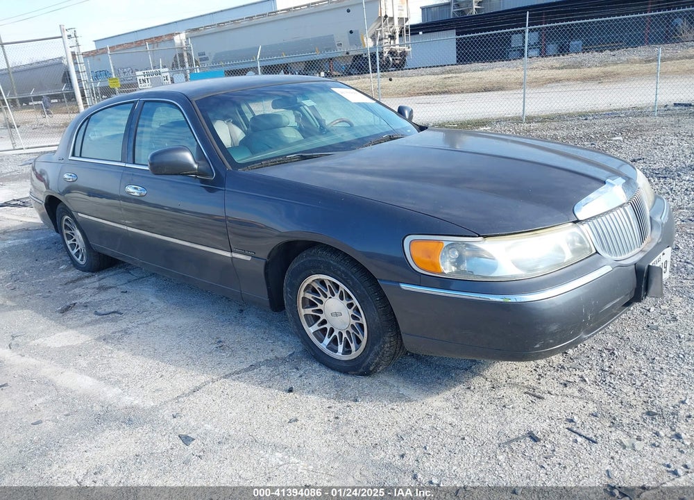 2001 LINCOLN TOWN CAR SIGNATURE VIN: 1LNHM82W21Y640992