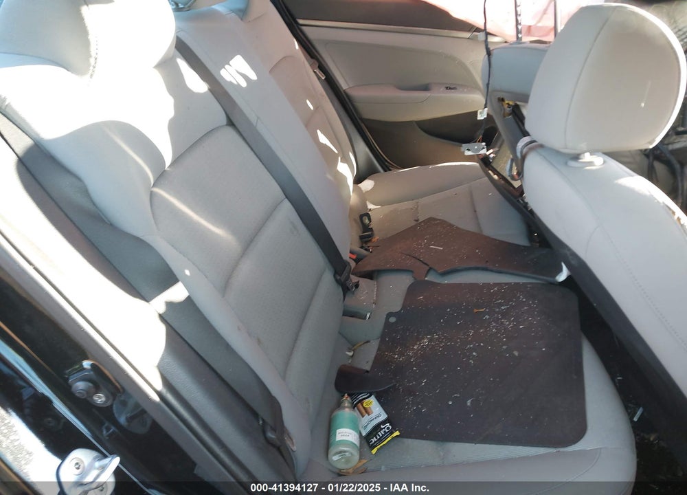 2017 HYUNDAI ELANTRA VIN: KMHD74LF6HU081753