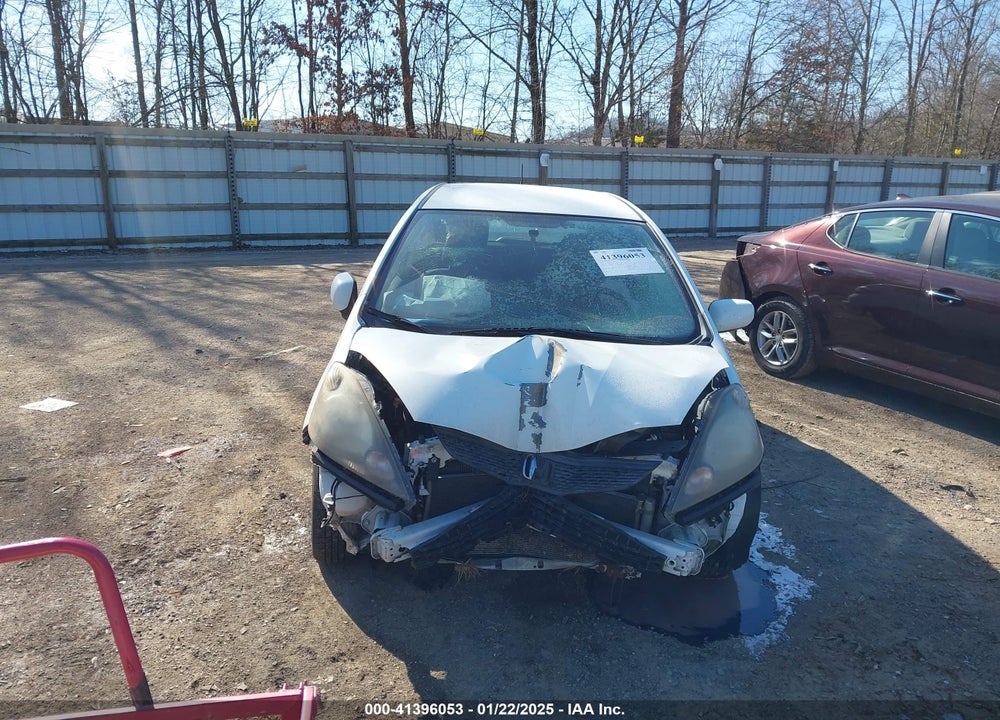 2013 HONDA FIT VIN: JHMGE8H30DC023018