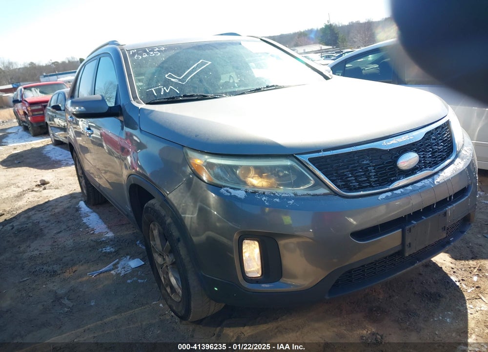 2015 KIA SORENTO LX VIN: 5XYKTCA69FG611586