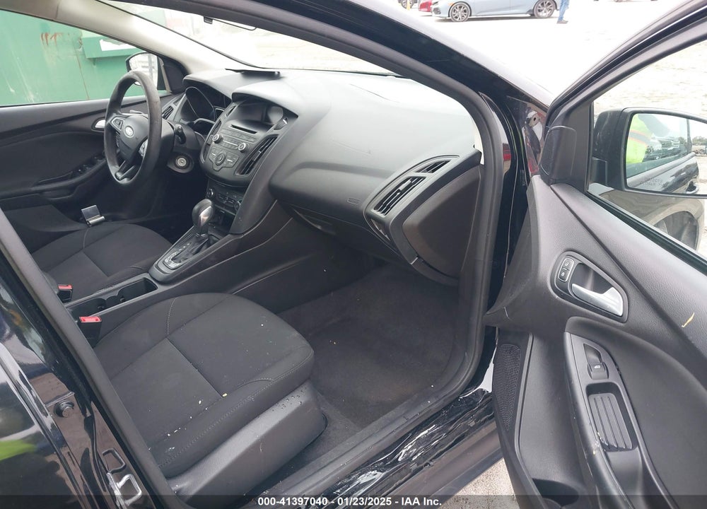 2017 FORD FOCUS SE VIN: 1FADP3K29HL221013