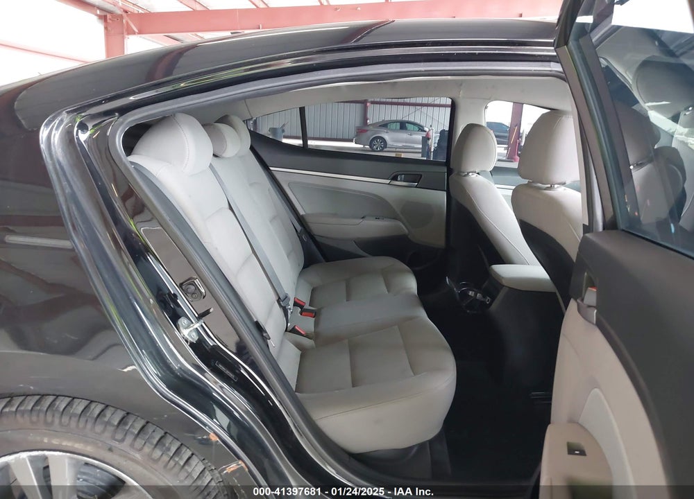 2017 HYUNDAI ELANTRA VIN: 5NPD84LF7HH195675