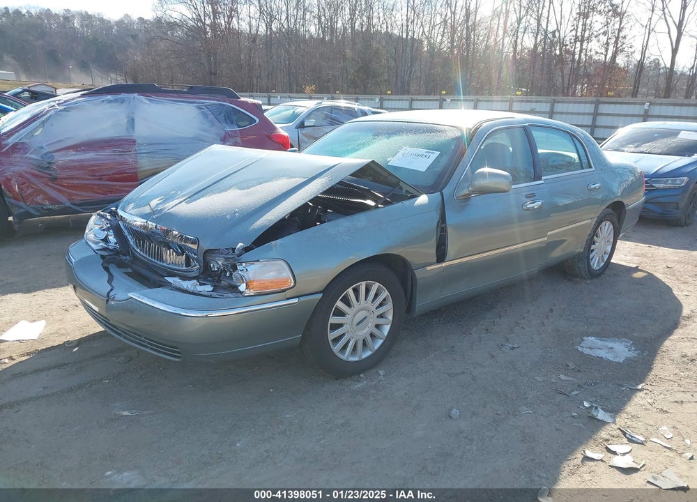 2005 LINCOLN TOWN CAR SIGNATURE VIN: 1LNHM81W25Y657105