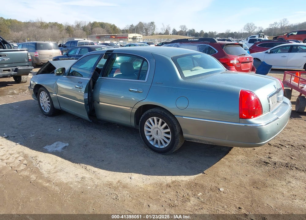 2005 LINCOLN TOWN CAR SIGNATURE VIN: 1LNHM81W25Y657105