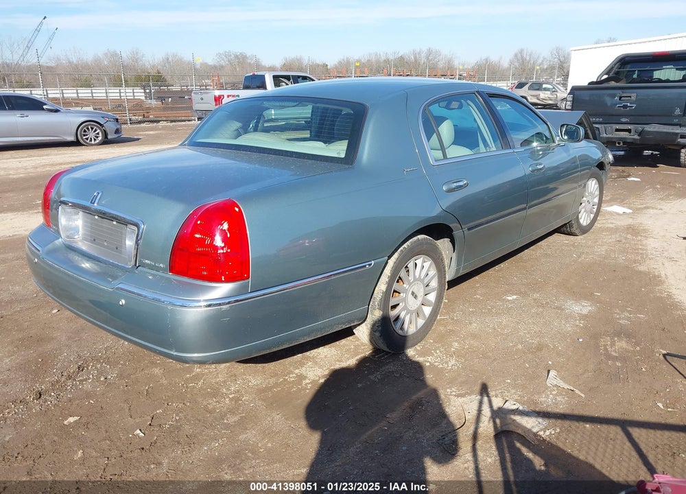 2005 LINCOLN TOWN CAR SIGNATURE VIN: 1LNHM81W25Y657105