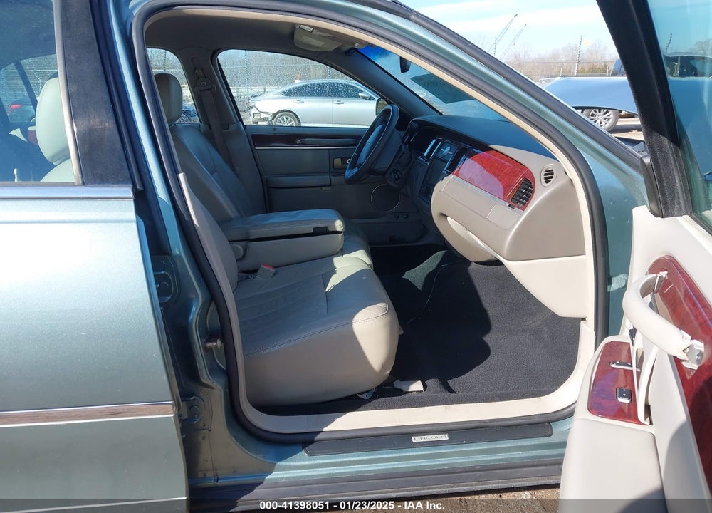 2005 LINCOLN TOWN CAR SIGNATURE VIN: 1LNHM81W25Y657105