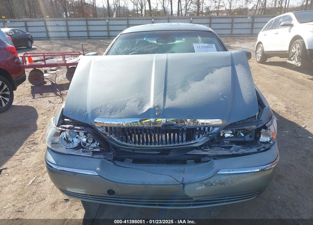 2005 LINCOLN TOWN CAR SIGNATURE VIN: 1LNHM81W25Y657105