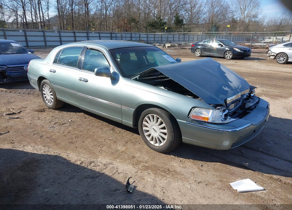 2005 LINCOLN TOWN CAR SIGNATURE VIN: 1LNHM81W25Y657105