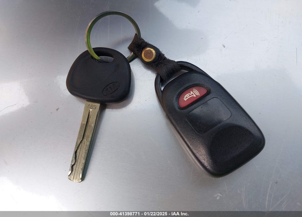 2011 KIA SORENTO LX VIN: 5XYKT3A10BG108642