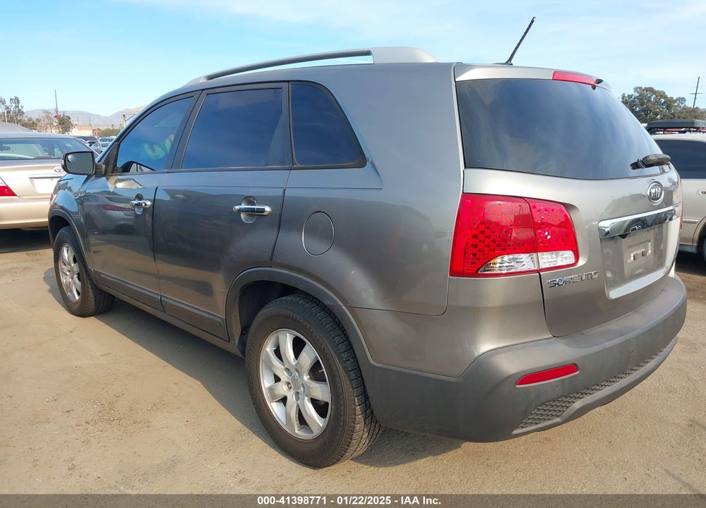 2011 KIA SORENTO LX VIN: 5XYKT3A10BG108642