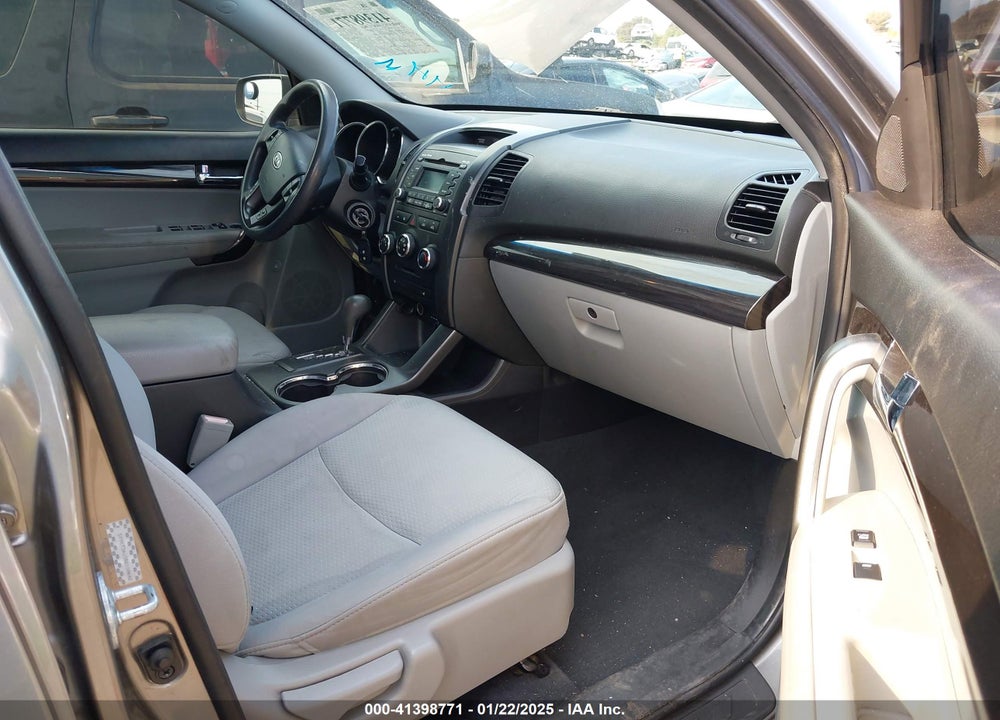 2011 KIA SORENTO LX VIN: 5XYKT3A10BG108642