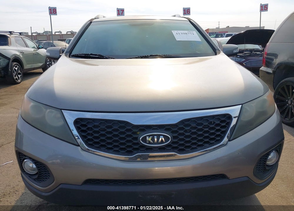 2011 KIA SORENTO LX VIN: 5XYKT3A10BG108642