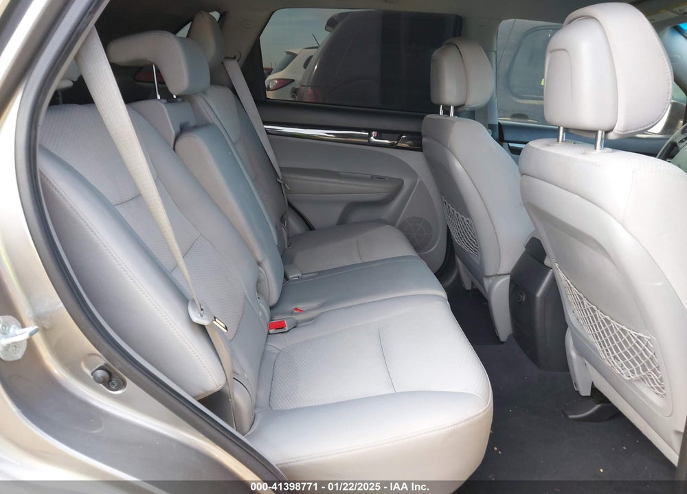 2011 KIA SORENTO LX VIN: 5XYKT3A10BG108642
