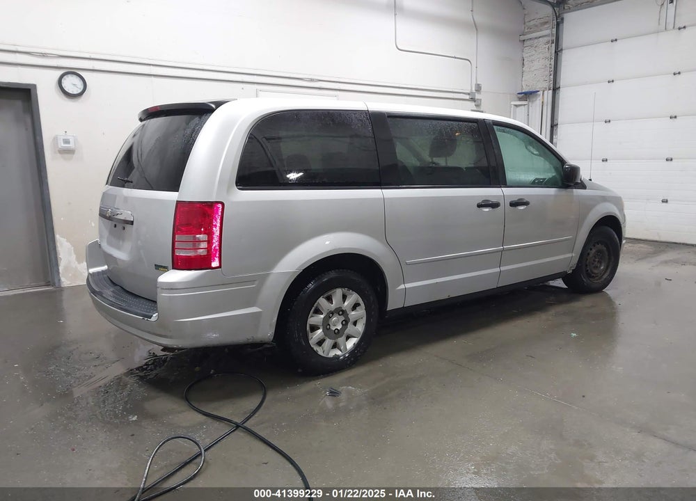 2008 CHRYSLER TOWN & COUNTRY LX VIN: 2A8HR44H48R618609