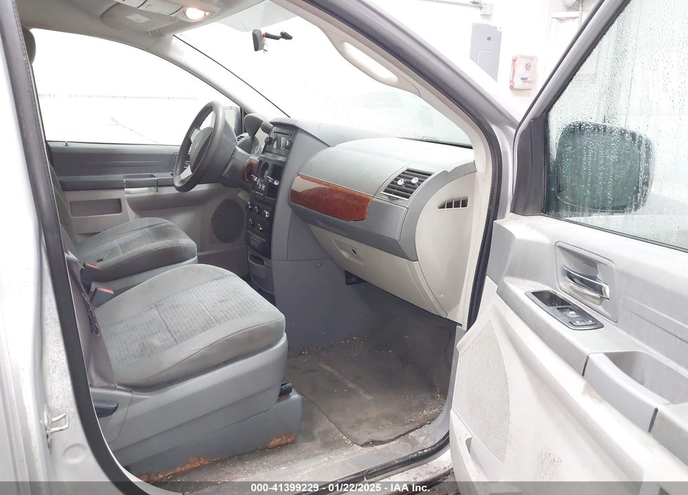 2008 CHRYSLER TOWN & COUNTRY LX VIN: 2A8HR44H48R618609