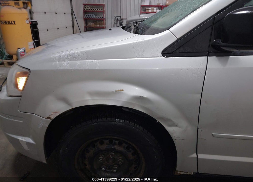 2008 CHRYSLER TOWN & COUNTRY LX VIN: 2A8HR44H48R618609