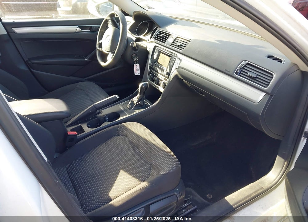 2016 VOLKSWAGEN PASSAT VIN: 1VWAS7A35GC015437