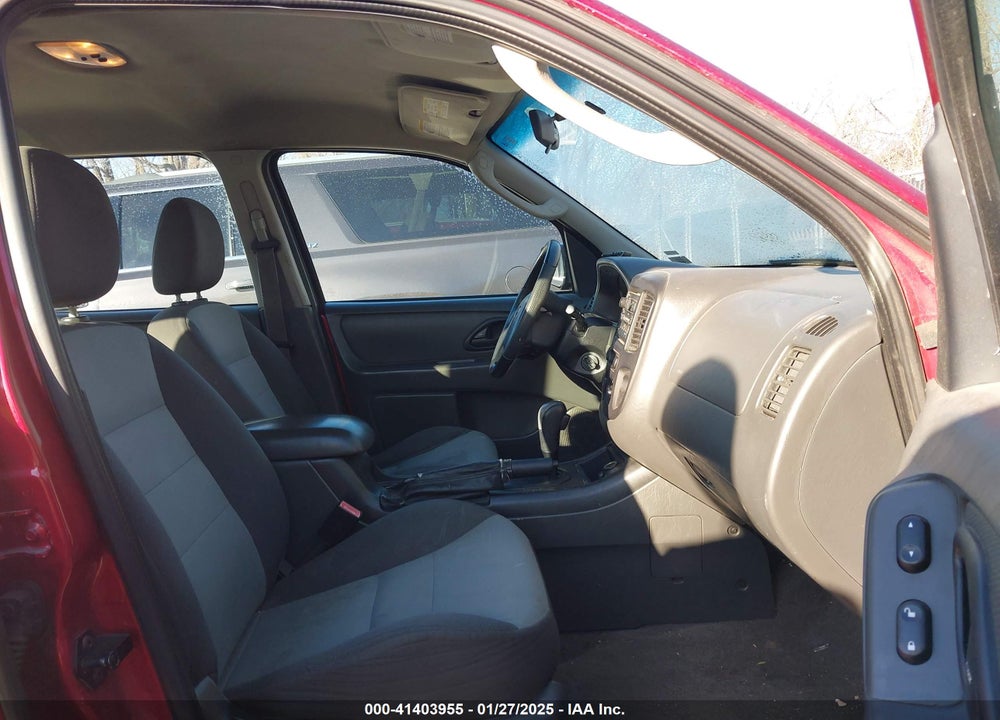 2005 FORD ESCAPE XLS VIN: 1FMCU02Z05KC78367