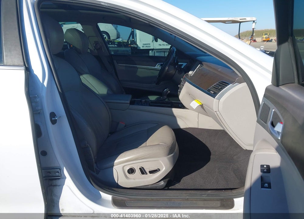 2016 HYUNDAI GENESIS VIN: KMHGN4JE5GU112812