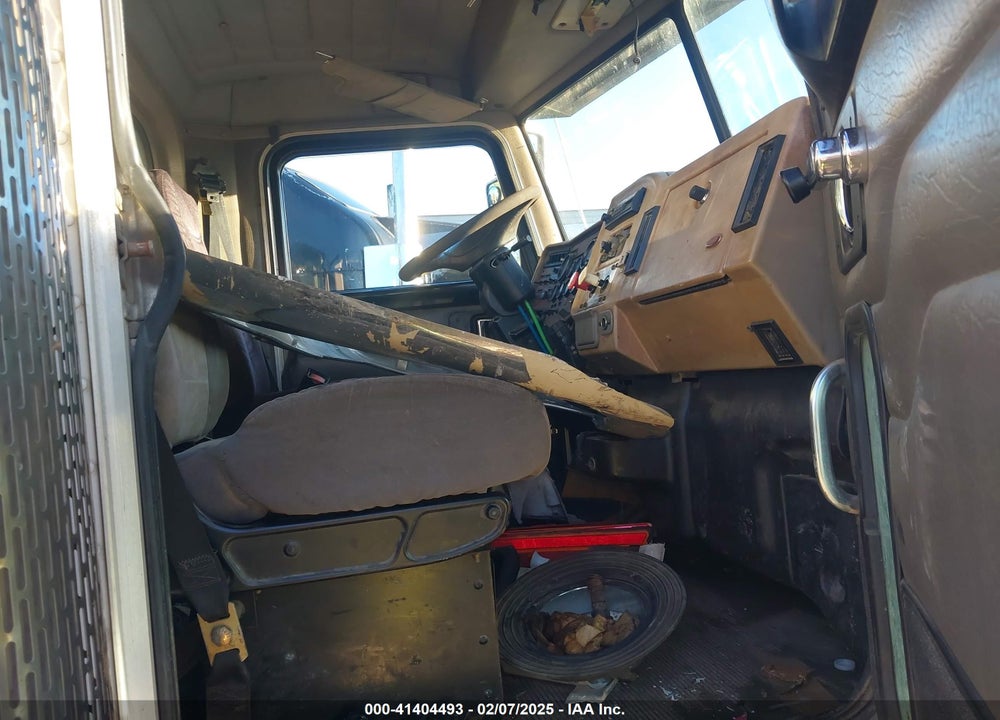 2007 PETERBILT 335 VIN: 2NPLLZ9X97M689180