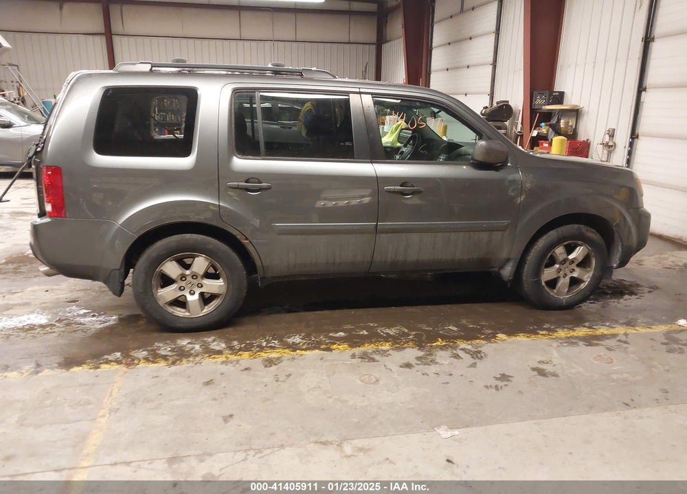 2011 HONDA PILOT EX VIN: 5FNYF4H4XBB044155