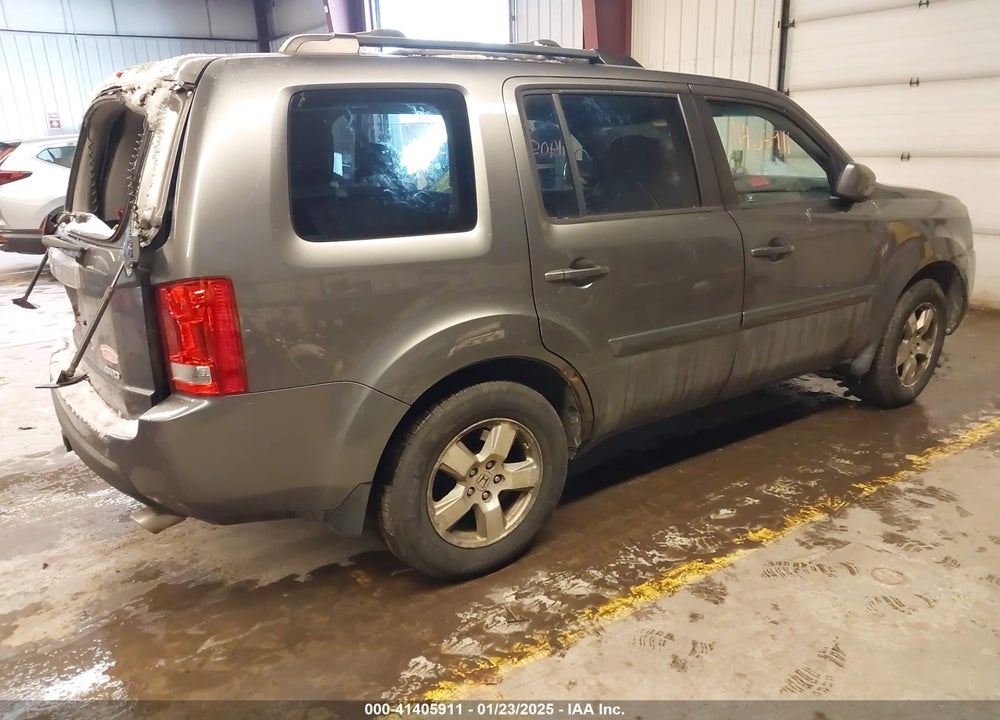 2011 HONDA PILOT EX VIN: 5FNYF4H4XBB044155