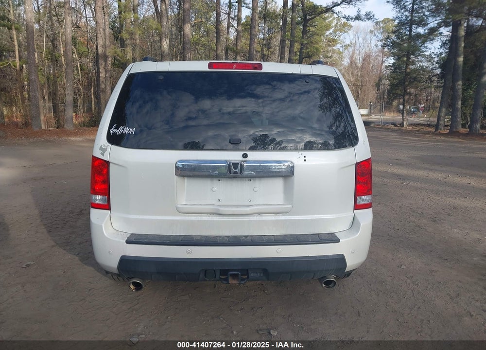 2011 HONDA PILOT TOURING VIN: 5FNYF4H96BB105979