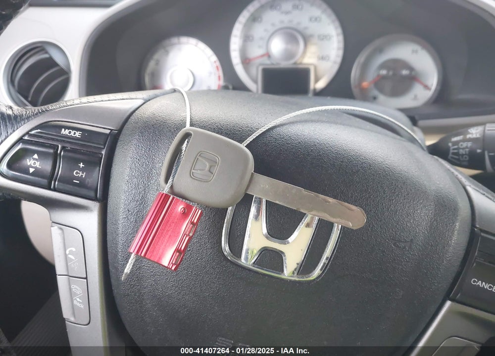 2011 HONDA PILOT TOURING VIN: 5FNYF4H96BB105979