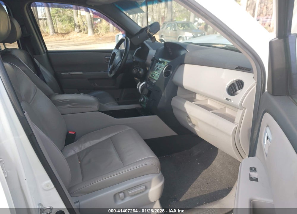 2011 HONDA PILOT TOURING VIN: 5FNYF4H96BB105979