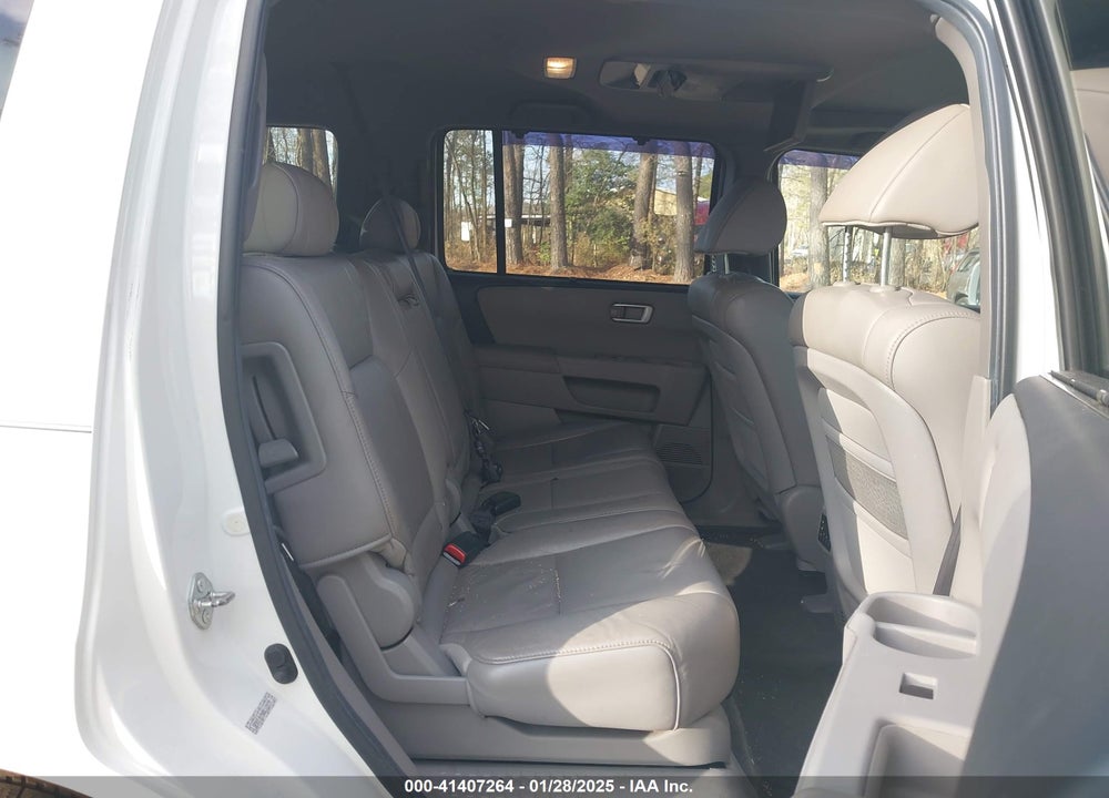 2011 HONDA PILOT TOURING VIN: 5FNYF4H96BB105979