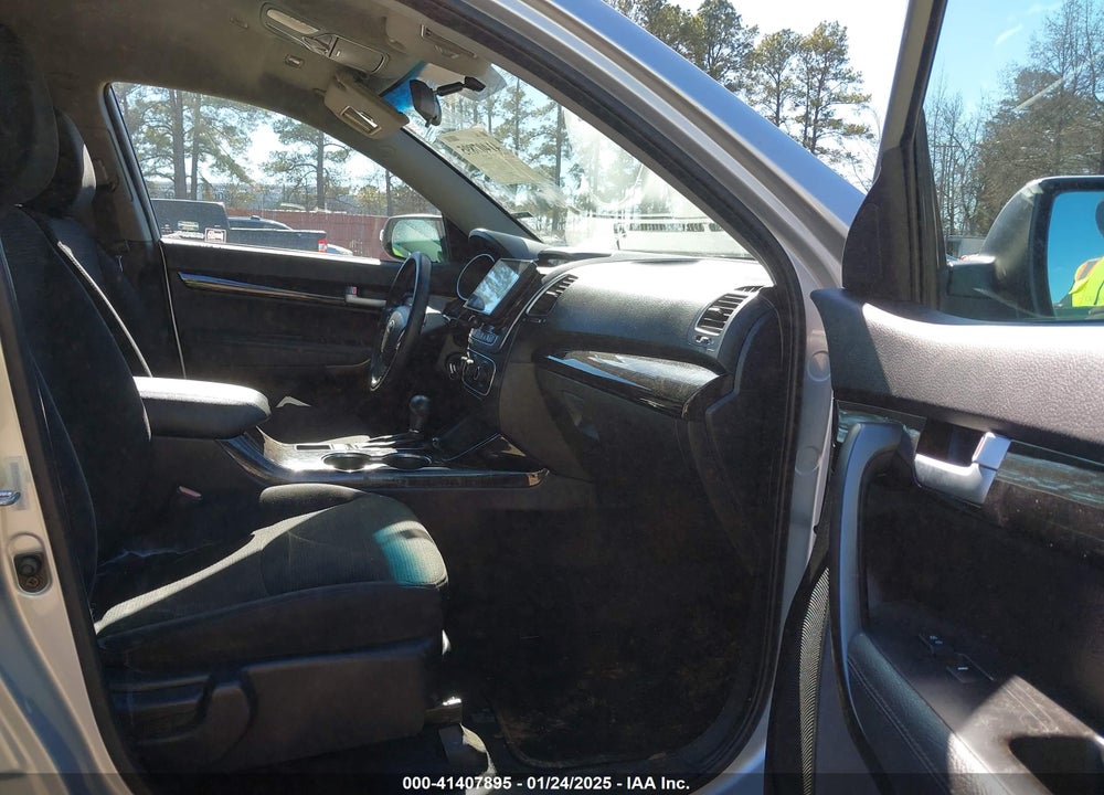 2015 KIA SORENTO LX VIN: 5XYKT3A63FG595644