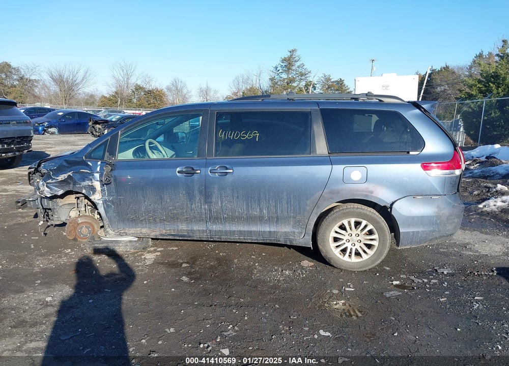 2013 TOYOTA SIENNA XLE V6 8 PASSENGER VIN: 5TDYK3DC6DS401140