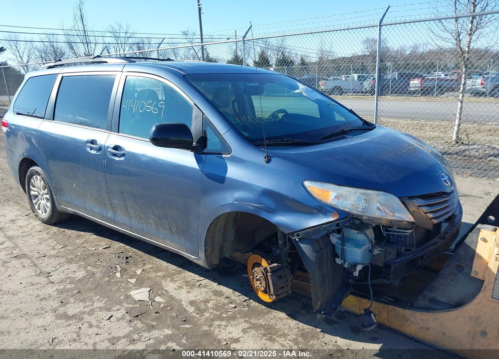 2013 TOYOTA SIENNA XLE V6 8 PASSENGER VIN: 5TDYK3DC6DS401140