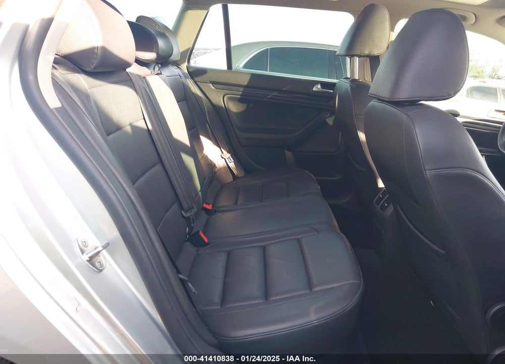2011 VOLKSWAGEN JETTA SPORTWAGEN 2.0L TDI VIN: 3VWML7AJ3BM609296