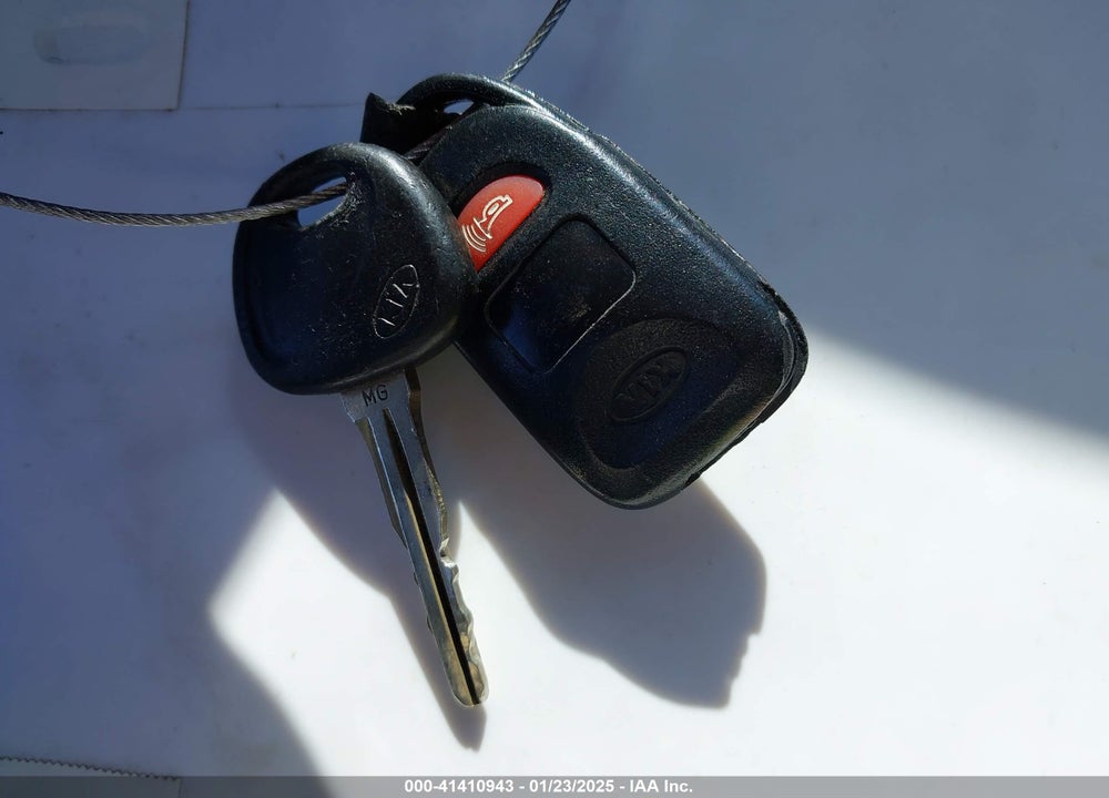 2008 KIA OPTIMA VIN: KNAGE124385214725