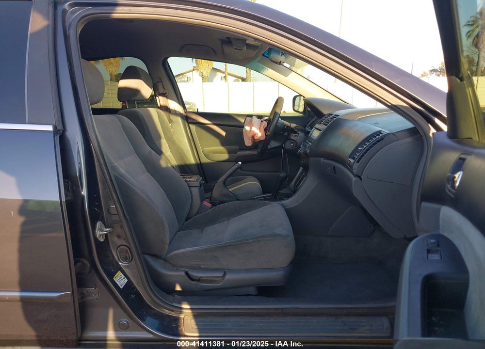 2005 HONDA ACCORD 2.4 LX VIN: 1HGCM56485A175821